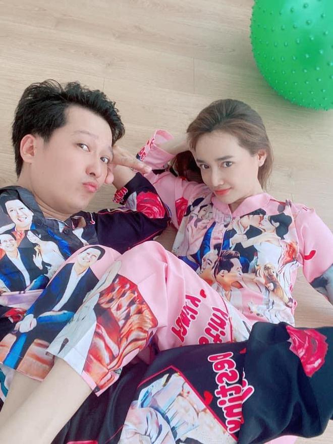 Trường Giang - Nhã Phương zẩy đầm cực sung, phong cách ăn mặc đối lập gây chú ý-6