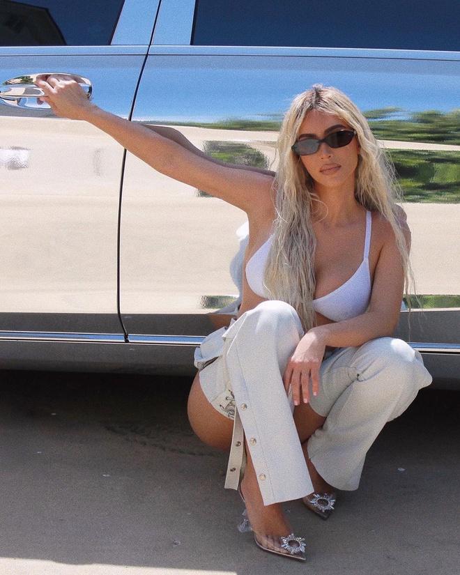 Kim Kardashian diện nội y khó hiểu thả dáng bên cạnh siêu xe-2
