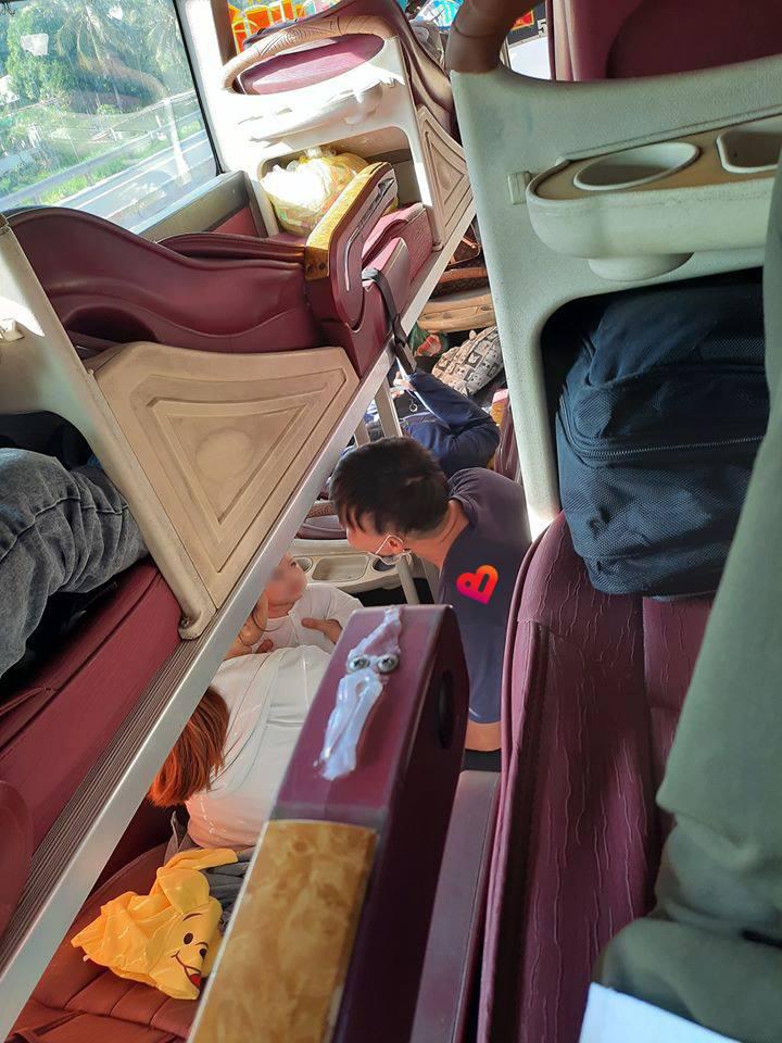 Hình ảnh mát rượi ngày nắng nóng: Con nhỏ quấy khóc trên xe khách, trời 40 độ bố vẫn giúp con cười-2