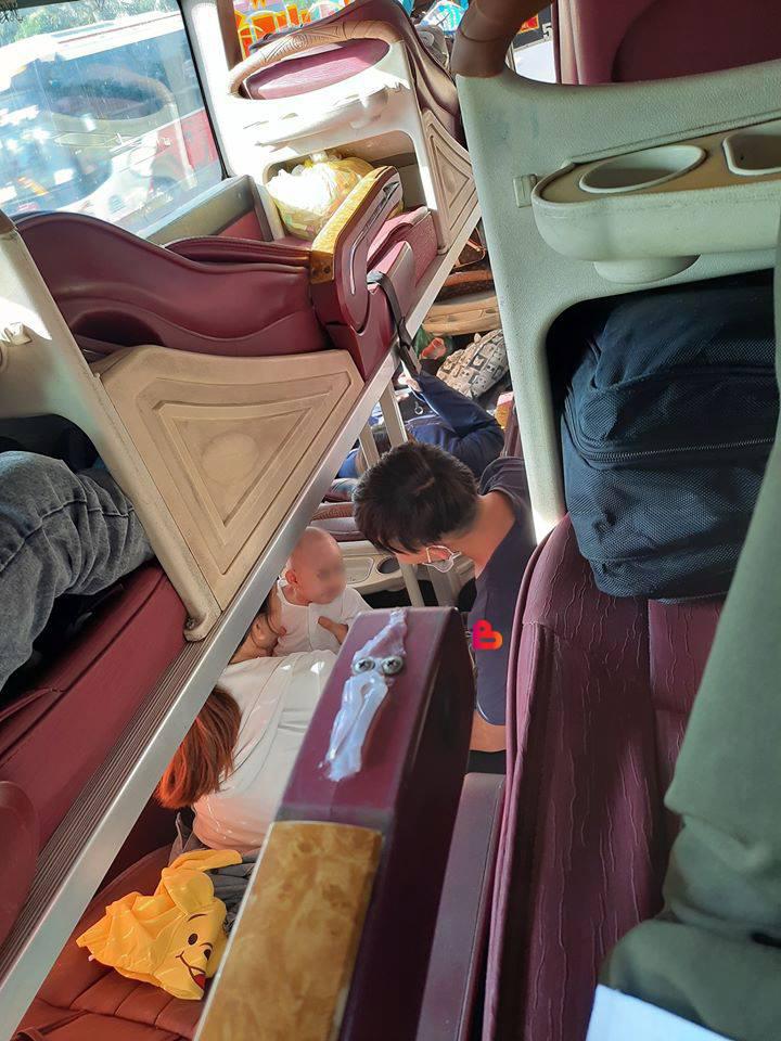 Hình ảnh mát rượi ngày nắng nóng: Con nhỏ quấy khóc trên xe khách, trời 40 độ bố vẫn giúp con cười-3