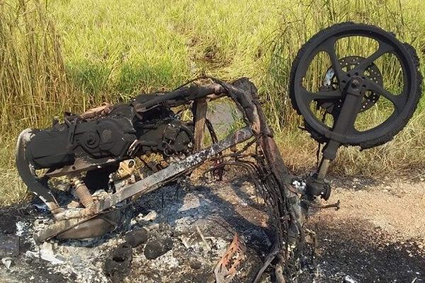 Nghi mẹ cặp bồ với phi công trẻ, con tìm đốt xe cho bõ ghét-1