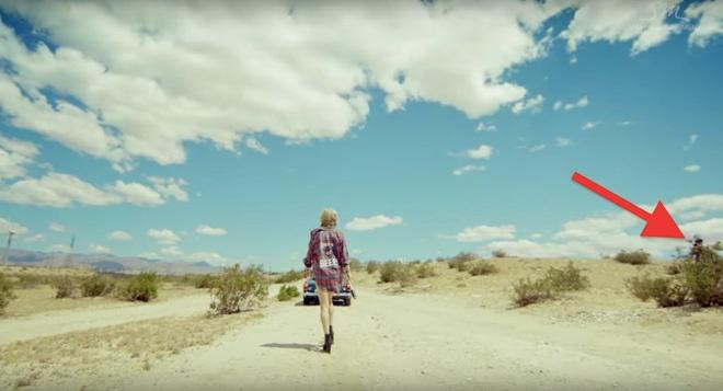 Loạt sạn hài hước trong MV nổi tiếng-5