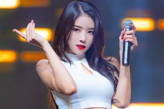 Vẻ đẹp của idol Hàn bị đàn em ví 'trông như chiếc đũa'