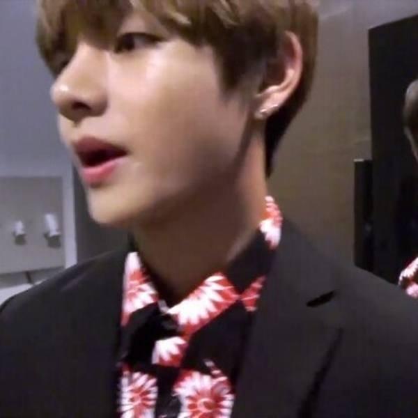 Ngắm cực phẩm mỹ nam đẹp trai nhất thế giới BTS V qua loạt ảnh đời thường chất hơn nước cất-1