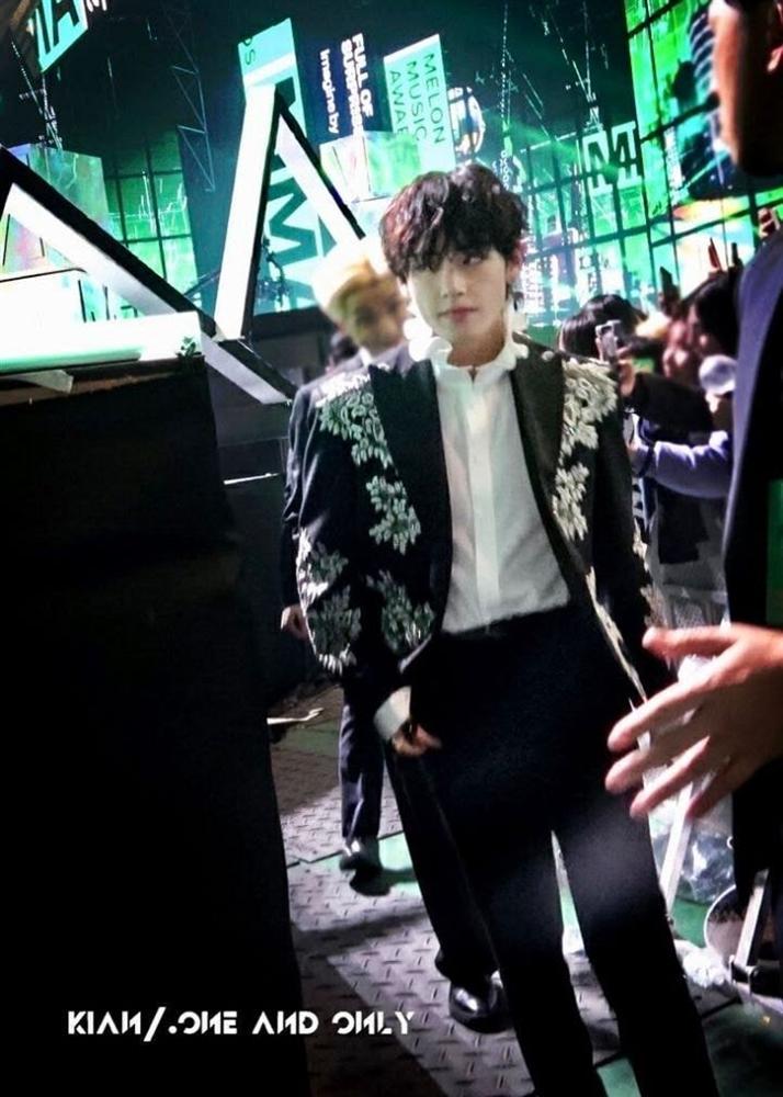 Ngắm cực phẩm mỹ nam đẹp trai nhất thế giới BTS V qua loạt ảnh đời thường chất hơn nước cất-13