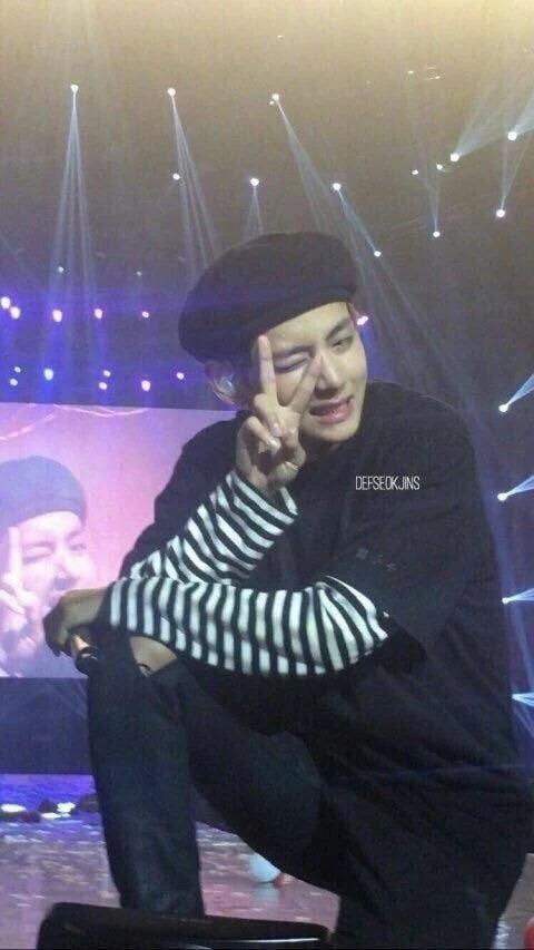 Ngắm cực phẩm mỹ nam đẹp trai nhất thế giới BTS V qua loạt ảnh đời thường chất hơn nước cất-14