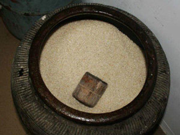 Tại sao nhà giàu không dùng thựng nhựa đựng gạo? Lý do sẽ khiến bạn bất ngờ-2