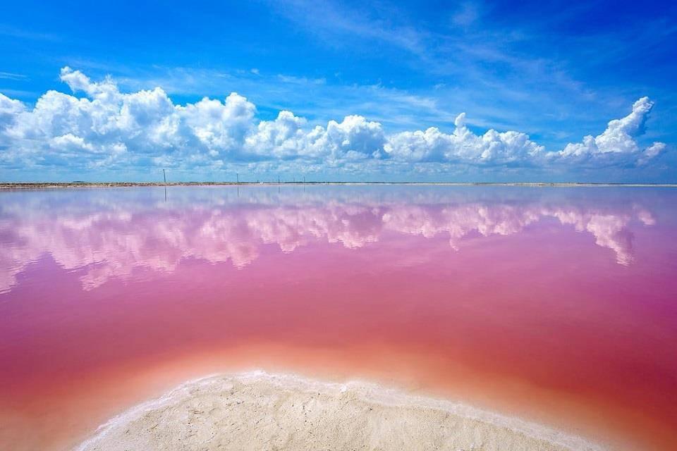 Hồ nước màu hồng đẹp tuyệt nhưng du khách tuyệt đối không được tắm-1
