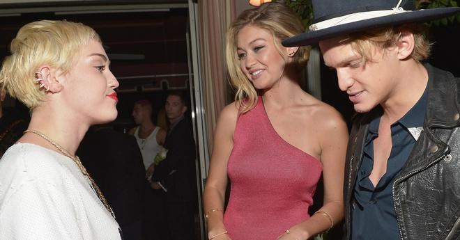 Victoria Beckham, Hailey Bieber và loạt sao cưới thần tượng một thời-3