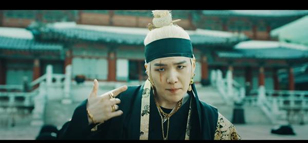 Suga (BTS) bất ngờ trở lại với MV Daechwita-1