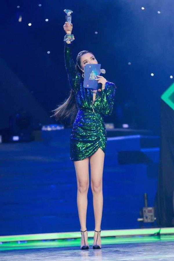 Làm theo cách này trong 1 tuần, bạn sẽ có ngay đôi chân nuột nà như Bích Phương-10