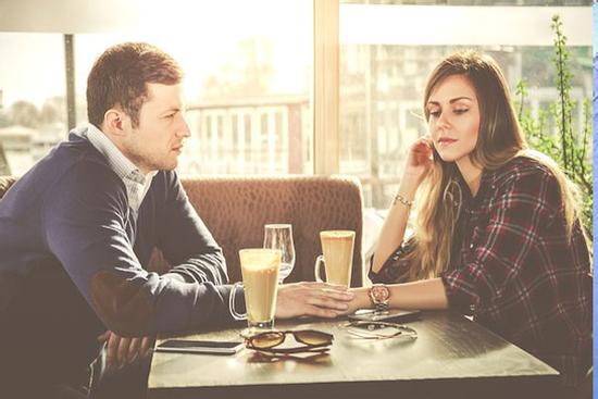 Những dấu hiệu cho thấy bạn đang yêu sai người