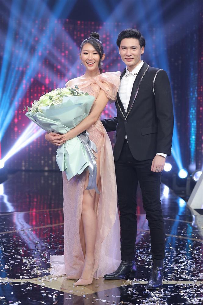 Mỹ nam Người Ấy Là Ai được hoa hậu Thanh Khoa chọn gây sốt với ảnh ôm chặt cô Minh Hiếu-2