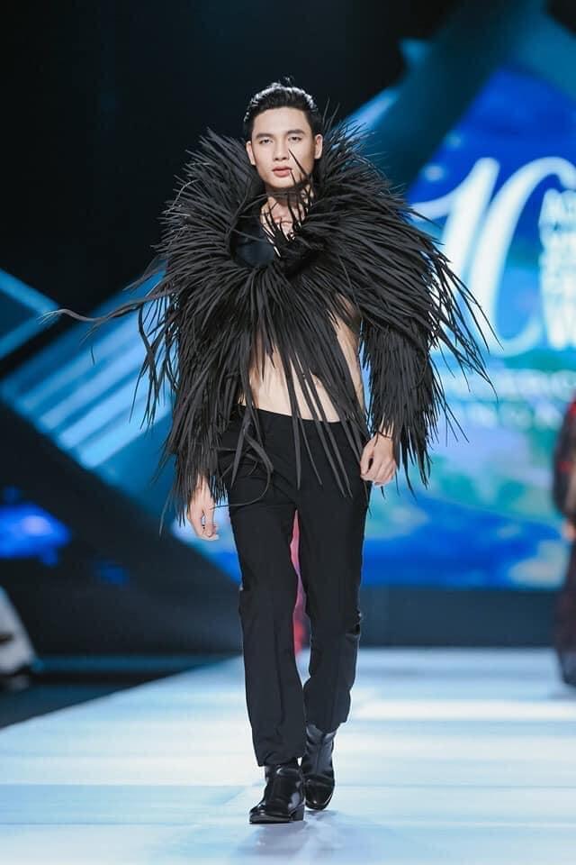 Mỹ nam Người Ấy Là Ai được hoa hậu Thanh Khoa chọn gây sốt với ảnh ôm chặt cô Minh Hiếu-13