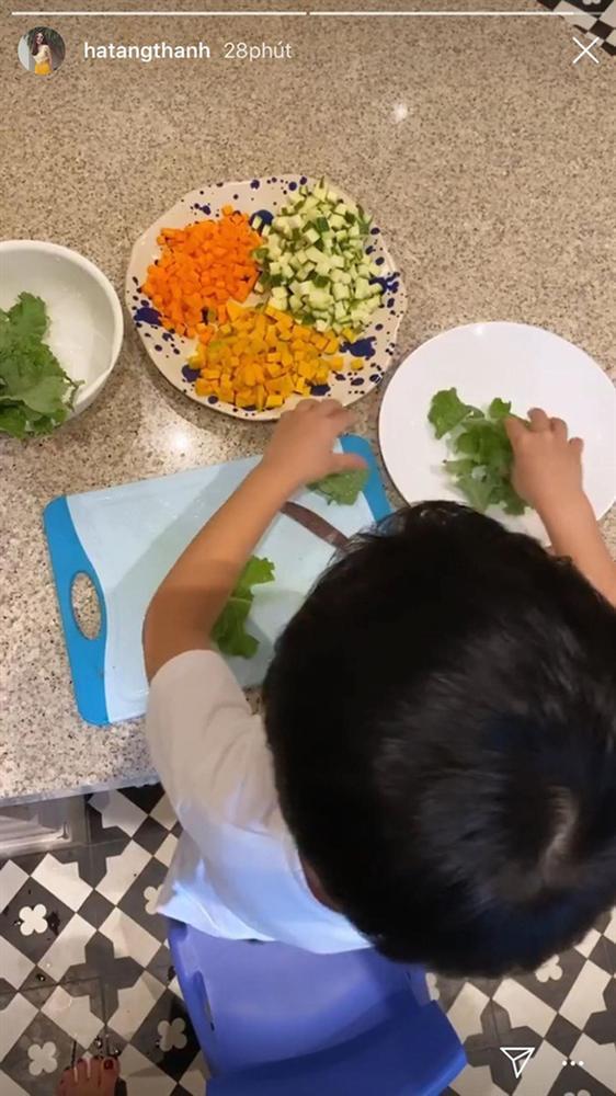 Quý tử nhà Hà Tăng vừa nghịch cát vừa nói chuyện với mẹ bằng tiếng Anh lưu loát-2