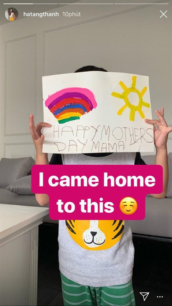 Quý tử nhà Hà Tăng vừa nghịch cát vừa nói chuyện với mẹ bằng tiếng Anh lưu loát-3