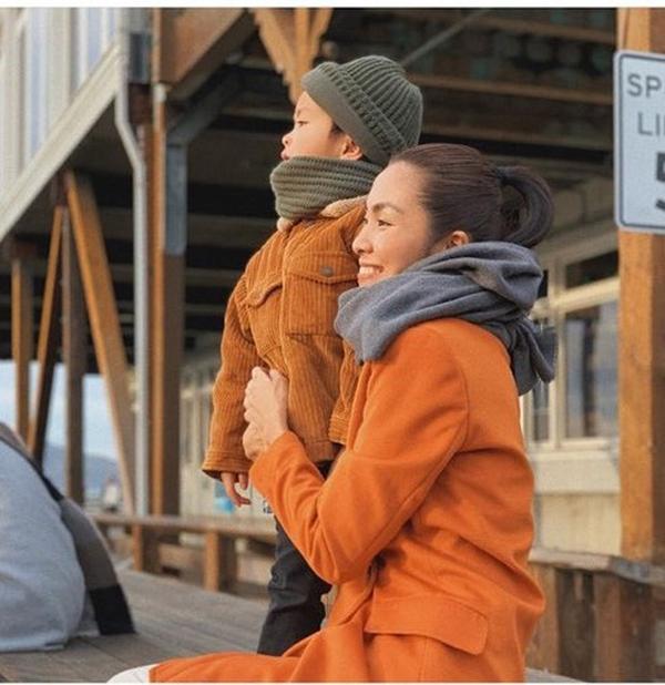 Quý tử nhà Hà Tăng vừa nghịch cát vừa nói chuyện với mẹ bằng tiếng Anh lưu loát-4