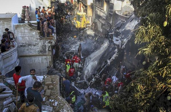 Vụ rơi máy bay Pakistan: Những bất thường trước lúc gặp nạn-1