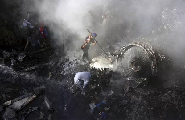 Vụ rơi máy bay Pakistan: Những bất thường trước lúc gặp nạn-2