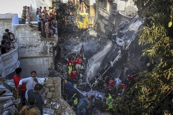 Máy bay bị sét đánh rơi tự do, hành khách la hét trong tuyệt vọng-2