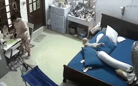 Đang đi thì dừng xe ghẹo gái, thanh niên bị ăn ngay vài cái ghế vào người-6