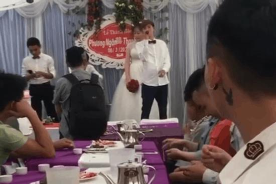 Chú rể chiếm spotlight khi cầm míc phát biểu trong đám cưới làm MC và quan khách ngỡ ngàng