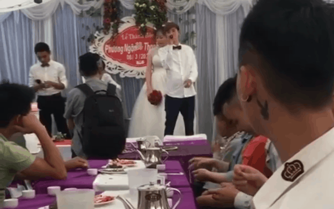 Chú rể chiếm spotlight khi cầm míc phát biểu trong đám cưới làm MC và quan khách ngỡ ngàng-1