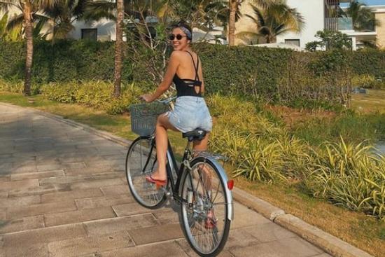 Hà Tăng mặc áo khoe lưng trần, body săn chắc và làn da rám nắng gợi cảm 'chết người'