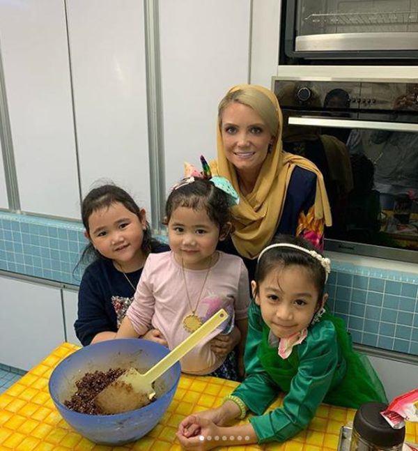 Cô gái thường dân bị phản đối cưới hoàng tử, một năm sau mẹ chồng cũng phải yêu quý-2