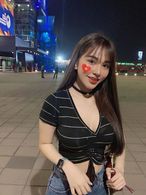 Hiếm lắm mới thấy bạn gái tiền vệ Hoàng Đức mới khoe da thịt, body trông bốc lửa khỏi bàn-5