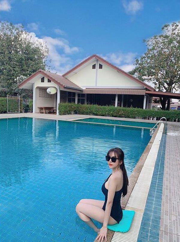 Hiếm lắm mới thấy bạn gái tiền vệ Hoàng Đức mới khoe da thịt, body trông bốc lửa khỏi bàn-8