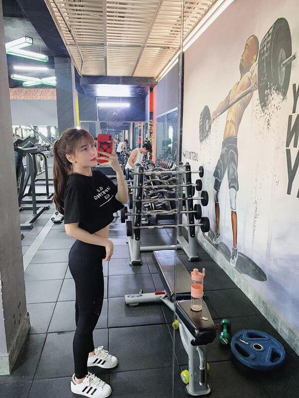 Hiếm lắm mới thấy bạn gái tiền vệ Hoàng Đức mới khoe da thịt, body trông bốc lửa khỏi bàn-9