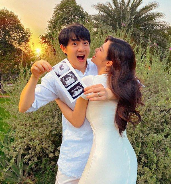 Gương mặt Đông Nhi bắt đầu phá nét khi bước vào giai đoạn giữa thai kỳ-3