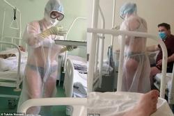 Cái kết bất ngờ cho nữ y tá Nga mặc nội y dưới áo choàng trong suốt