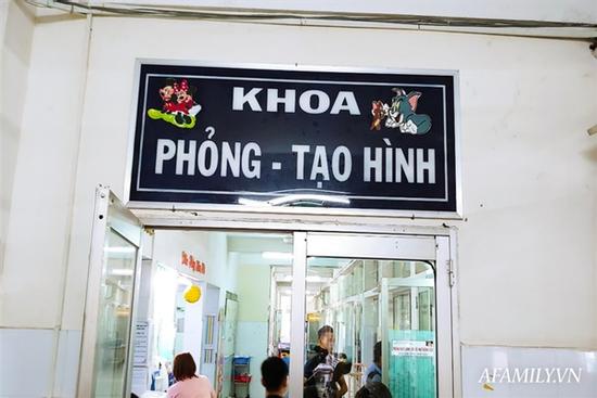 Tai nạn kinh hoàng: Bé gái 11 tuổi bị quấn tóc, lóc toàn bộ da đầu khi phụ mẹ xay nước đá