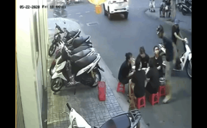 Đang đi thì dừng xe ghẹo gái, thanh niên bị ăn ngay vài cái ghế vào người-3