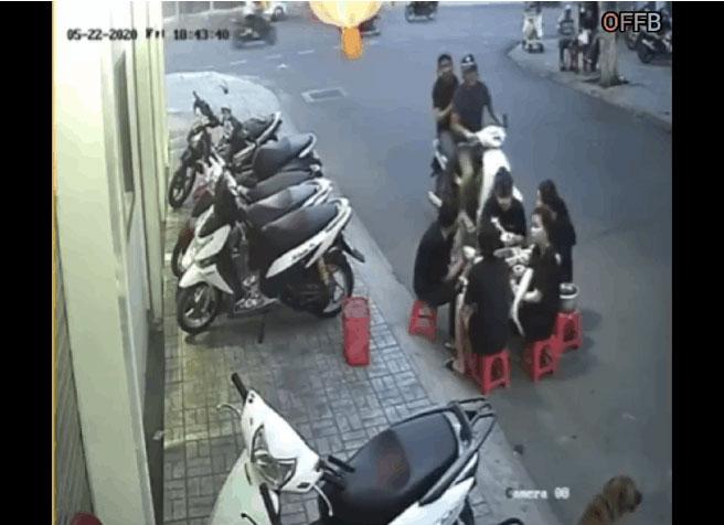 Đang đi thì dừng xe ghẹo gái, thanh niên bị ăn ngay vài cái ghế vào người-1