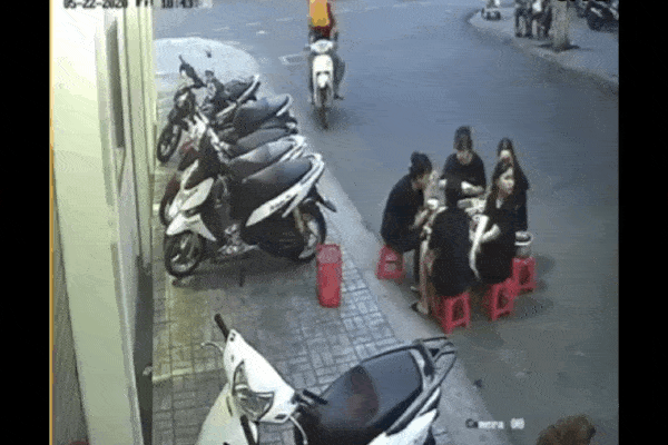 Đang đi thì dừng xe ghẹo gái, thanh niên bị ăn ngay vài cái ghế vào người-2