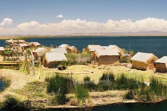 Người dân Peru xây dựng quần đảo từ cỏ dại