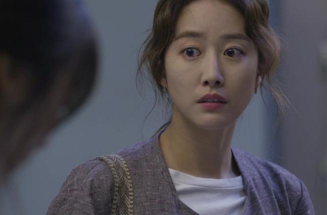 Nửa đêm tôi hét toáng lên khi thấy người đàn ông lạ trên giường, nhưng mẹ chồng xồng xộc chạy vào nói 1 câu chết lặng-1