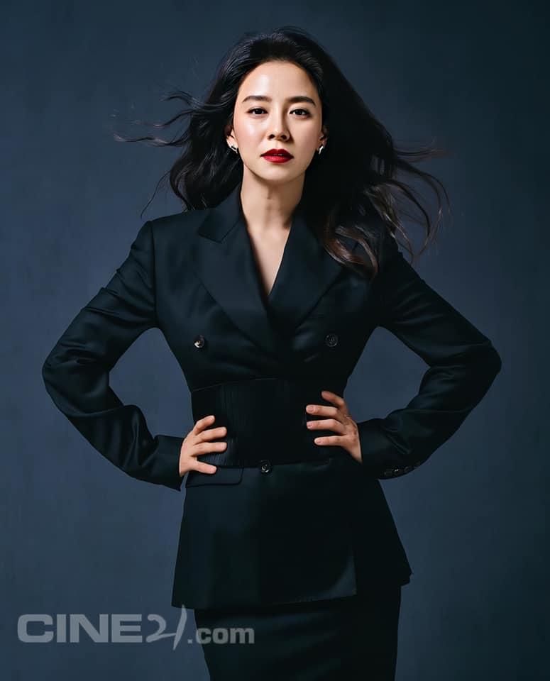 Mới đây, Song Ji Hyo trở thành gương mặt trang bìa cho tạp chí Cine21. Phóng viên làm việc cùng là Im Soo Yeon đã dành rất nhiều lời khen cho 