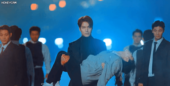 Bức ảnh Yêu Tinh và Thần Chết hộ tống Lee Min Ho giải cứu Kim Go Eun ở Quân Vương Bất Diệt là ảnh chế hot nhất hôm nay-2