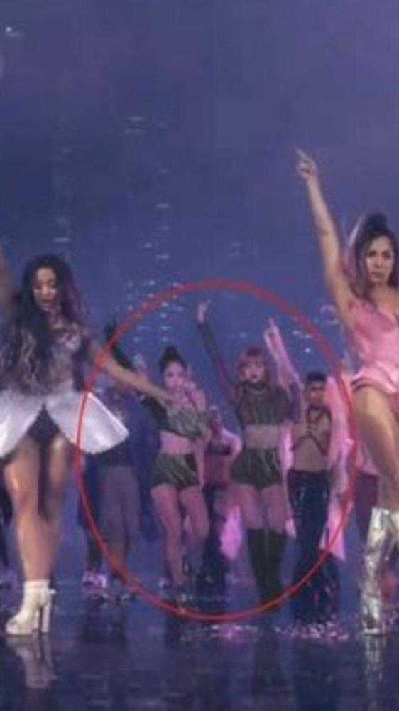 Sửng sốt khi BLACKPINK bất ngờ xuất hiện trong MV Rain On Me với vai trò... vũ công phụ hoạ cho Lady Gaga và Ariana Grande?-4