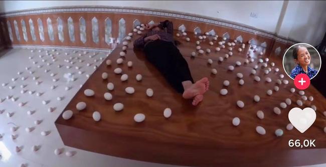 Làm clip troll mẹ, con trai bà Tân Vlog bị chỉ trích nặng nề vì quá lãng phí đồ ăn-2