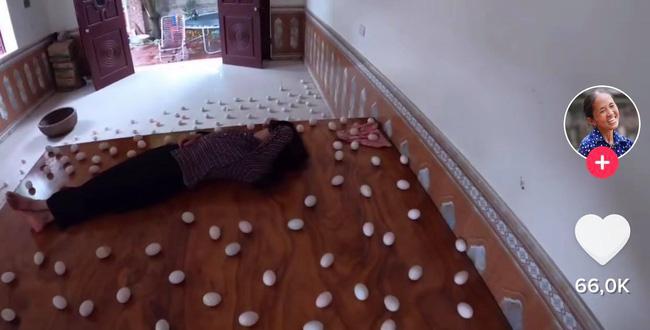 Làm clip troll mẹ, con trai bà Tân Vlog bị chỉ trích nặng nề vì quá lãng phí đồ ăn-3