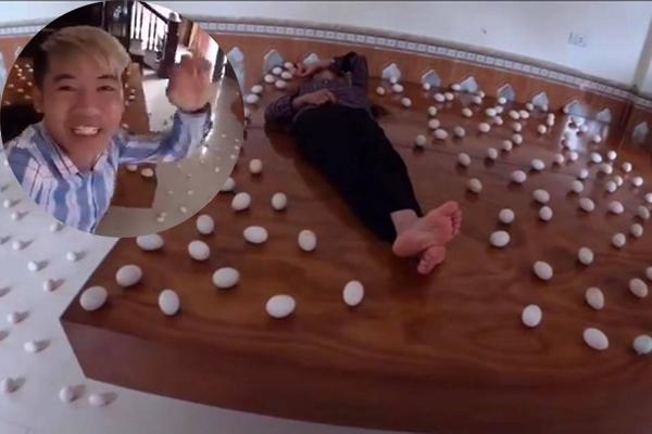 Bị các bạn troll giấu cặp chỉ để lại dây đeo, nữ sinh có pha xử lý sáng tạo không ai ngờ tới-4