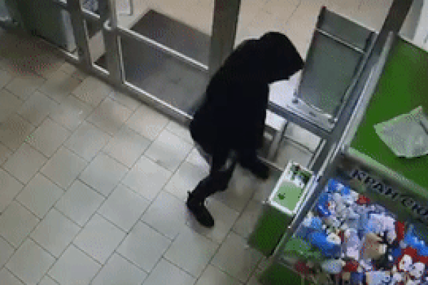 Clip: Nam thanh niên đập vỡ máy gắp thú, lấy gấu bông tặng bạn gái dù máu chảy ròng ròng