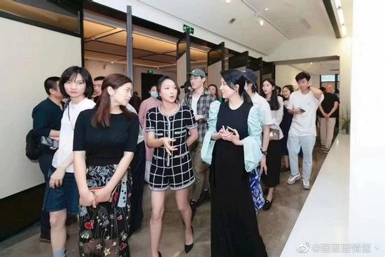 Lộ diện sau nghi vấn ly hôn, Châu Tấn bị soi gương mặt lão hóa dù mặc đồ khoe chân thon