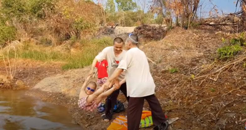 Bất ngờ trước ngoại hình cao lớn của 5 chú tiểu từng gây bão tại Thách Thức Danh Hài-2