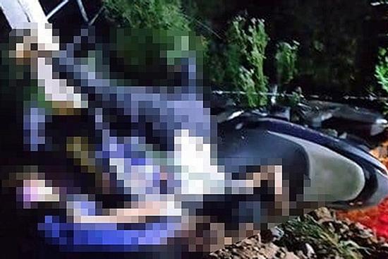 Chạy xe máy tốc độ cao đâm vào cột mốc, 2 thiếu niên tử vong